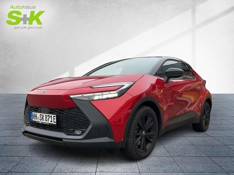 Karminarot metallic / dach schwarz (rot) Gebraucht 2024 Toyota C-HR Team SUV | 34.870 € (Fairer Preis) - Bild 1/4