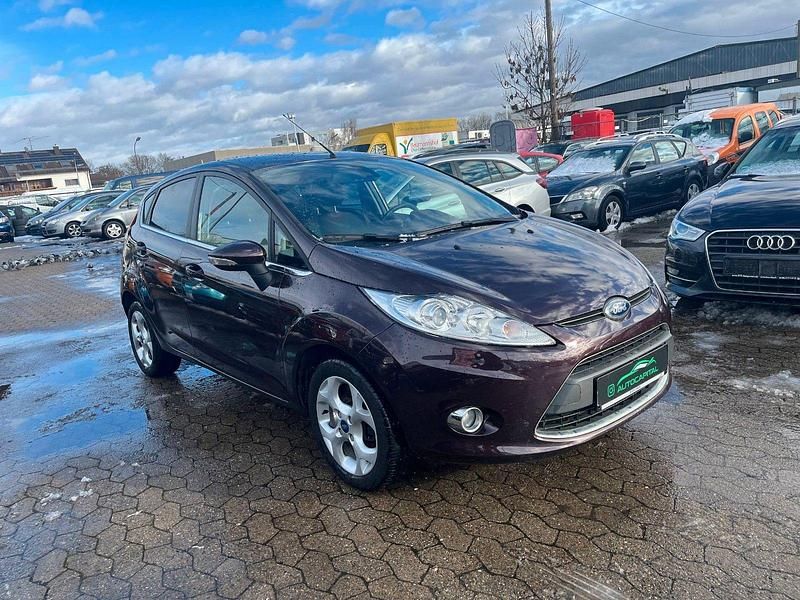 Gebraucht Ford Fiesta Titanium 97 PS (71 kW) 2011 Rot Kleinwagen