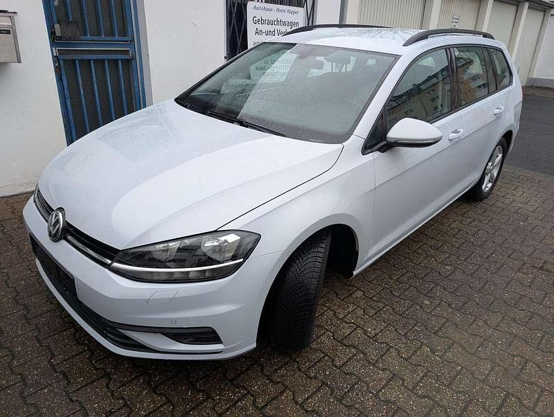 Gebraucht VW Golf VII Trendline 110 PS (80 kW) 2017 White silver metallic Kombi