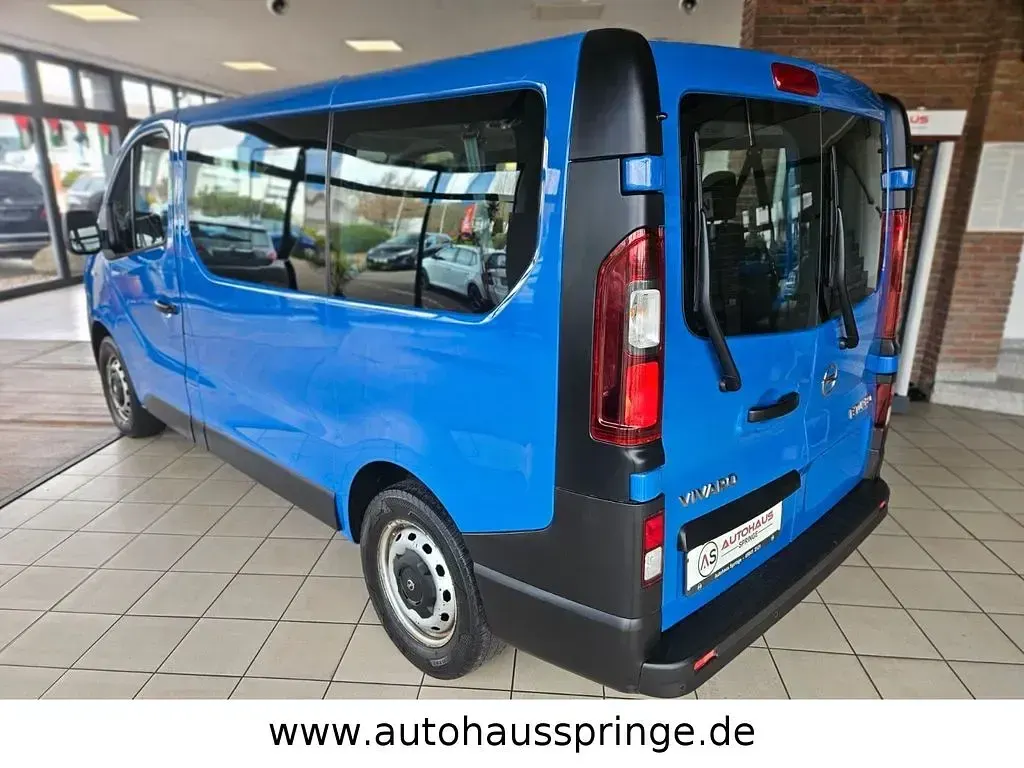 Używany Opel Vivaro 125 KM (91 kW) 2017 Niebieski Minivan