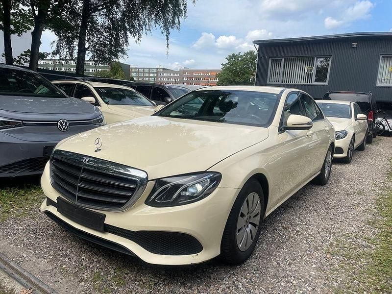 Beige Gebraucht 2019 Mercedes E200 Limousine | 11.800 € - Bild 1/4