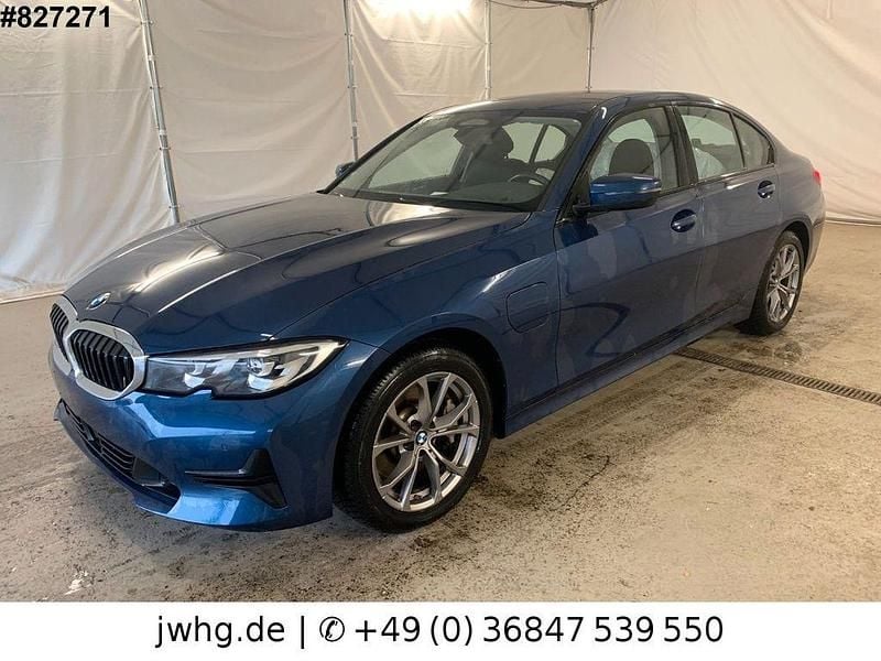Blau Gebraucht 2020 BMW 330e Advantage Limousine | 22.350 € (Fairer Preis) - Bild 1/4