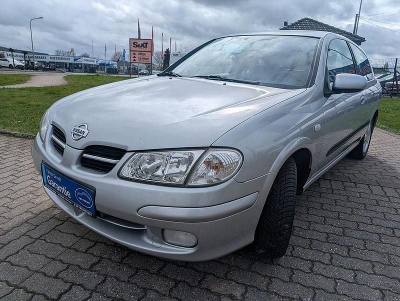 Gebraucht Nissan Almera Visia 82 PS (60 kW) 2000 Gold Kleinwagen