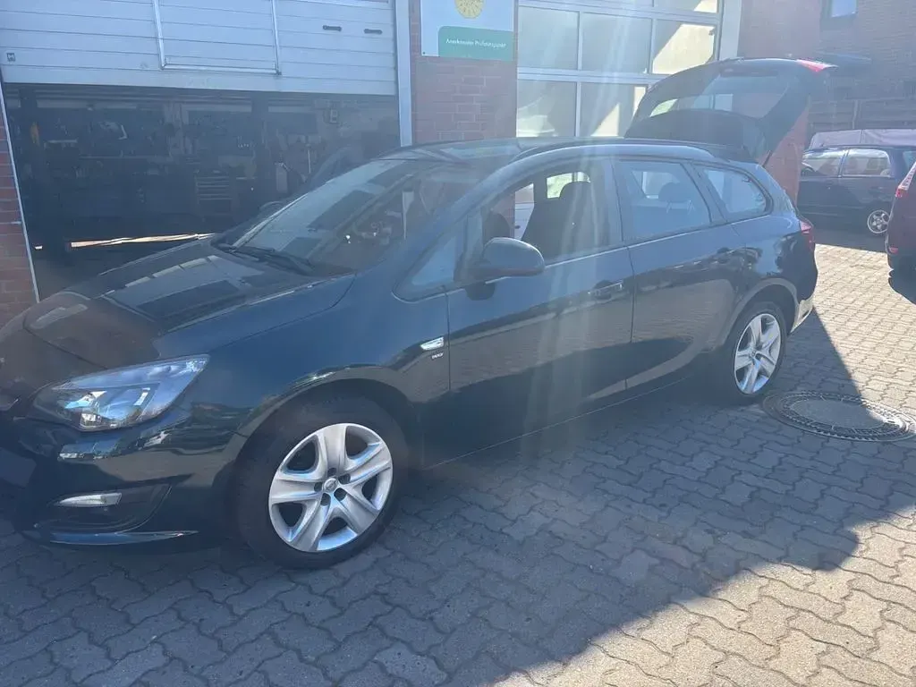 Second-hand Opel Astra Style 140 CP (102 kW) 2014 Verde Break