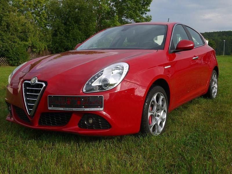 Rot Gebraucht 2011 Alfa Romeo Giulietta Turismo Kleinwagen | 4.400 € (Fairer Preis) - Bild 1/4