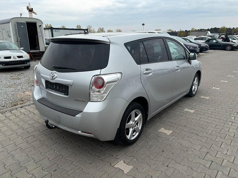 Gebraucht Toyota Verso Edition 126 PS (92 kW) 2011 Silber Van / Kleinbus
