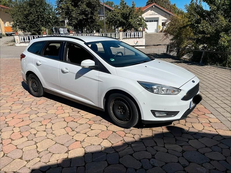 Weiß Gebraucht 2015 Ford Focus Business Edition Kombi | 7.499 € (Etwas zu teuer) - Bild 1/4