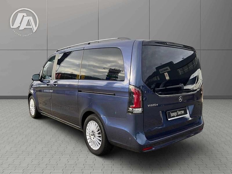 Gebraucht Mercedes V220 Style 163 PS (119 kW) 2024 Blau Van / Kleinbus