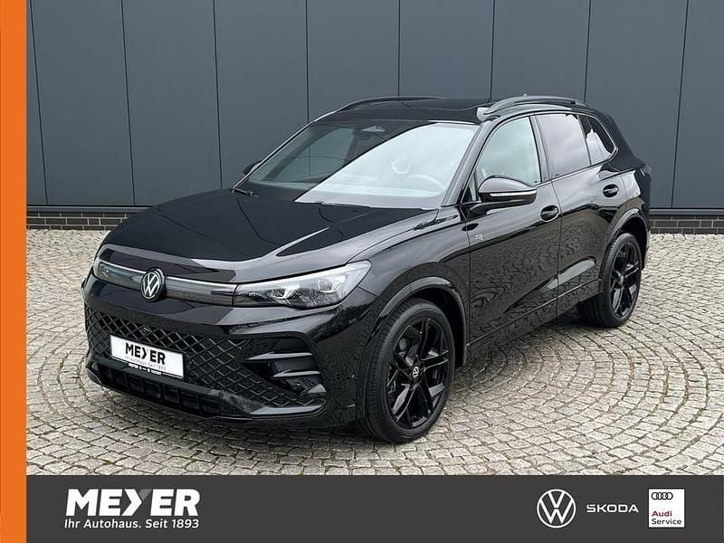 Grenadillschwarz metallic Neu 2025 VW Tiguan R-line SUV | 47.890 € (Fairer Preis) - Bild 1/4