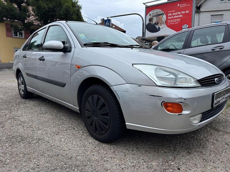Silber Gebraucht 1999 Ford Focus Ghia Limousine | 995 € (Guter Preis) - Bild 1/4