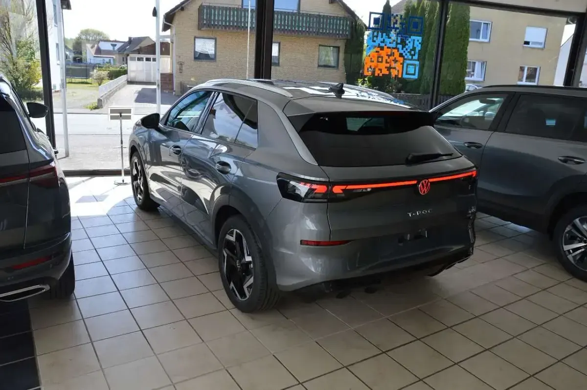 Neu VW T-Roc IQ Drive 150 PS (110 kW) 2026 Wolf grey metallic SUV