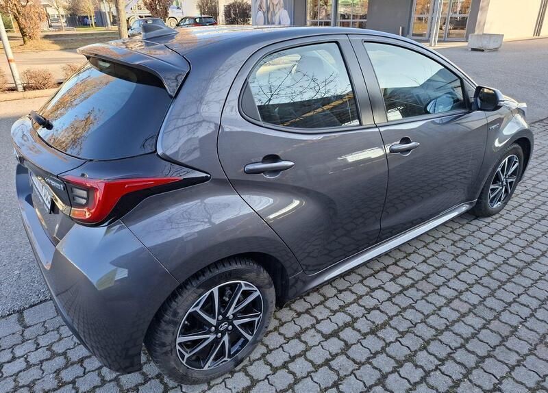 Grau Gebraucht 2020 Toyota Yaris Hybrid Club Kleinwagen | 17.500 € (Fairer Preis) - Bild 1/4