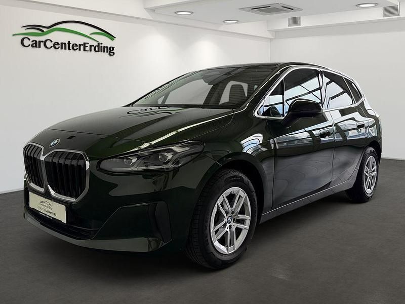Sanremo green metallic Gebraucht 2022 BMW 218 Active Tourer Sport Line Van / Kleinbus | 25.990 € (Fairer Preis) - Bild 1/4