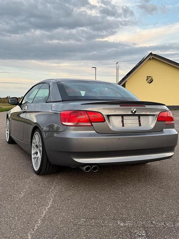 Gebraucht BMW 330 Cabriolet 244 PS (179 kW) 2010 Silber Cabrio