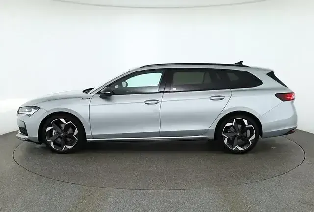 Neu Skoda Superb SportLine 150 PS (110 kW) 2025 Silber Kombi