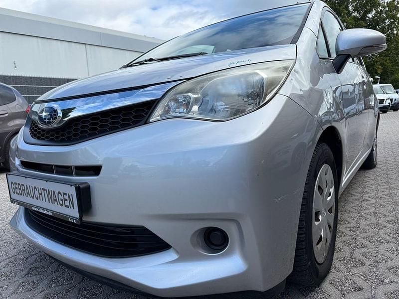 Silber Gebraucht 2011 Subaru Trezia Active Van / Kleinbus | 999 € - Bild 1/4