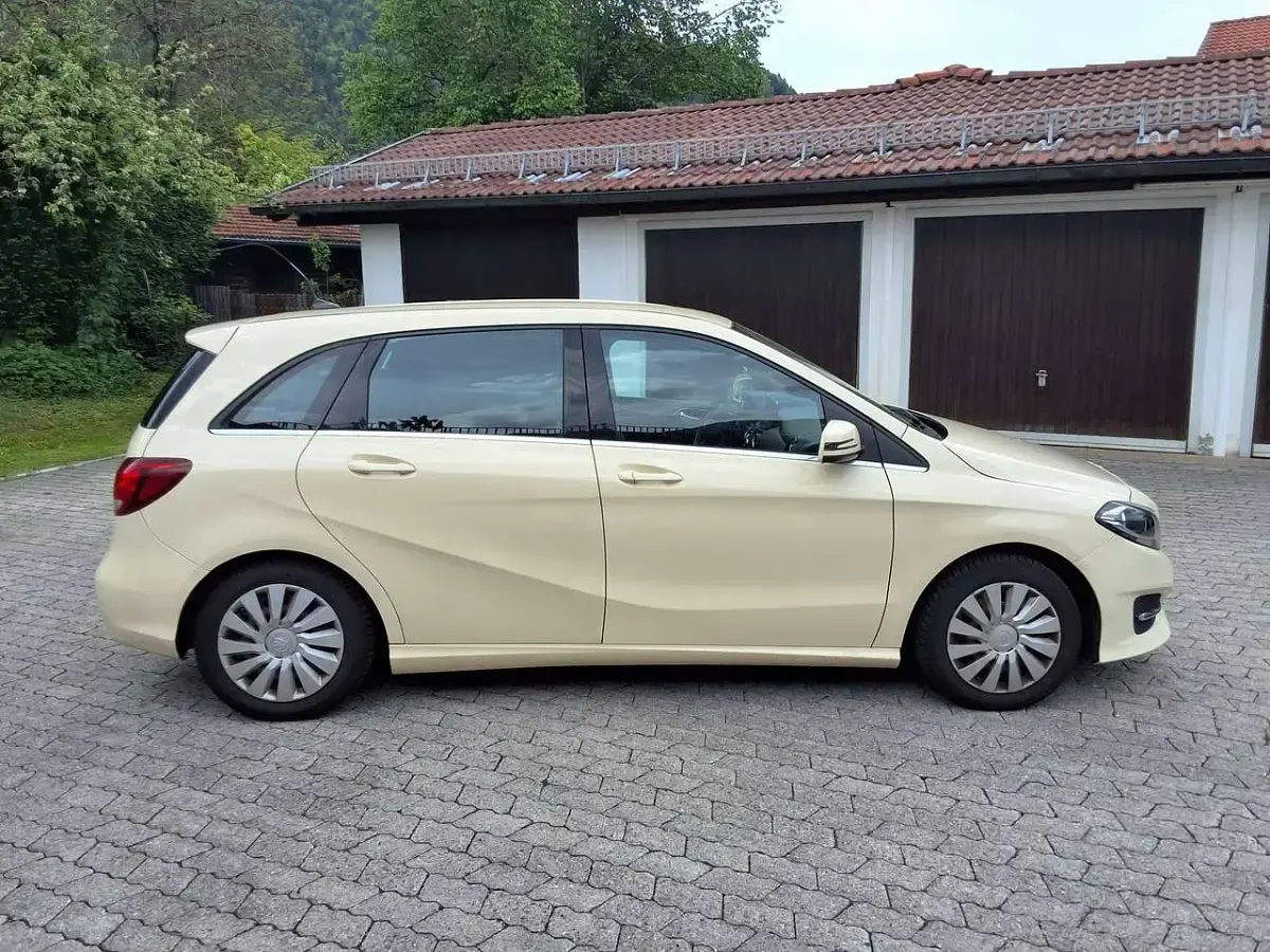 Gebraucht Mercedes 180 109 PS (80 kW) 2016 Beige Limousine