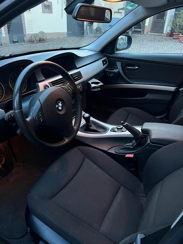 Gebraucht BMW 325 218 PS (160 kW) 2008 Schwarz Limousine