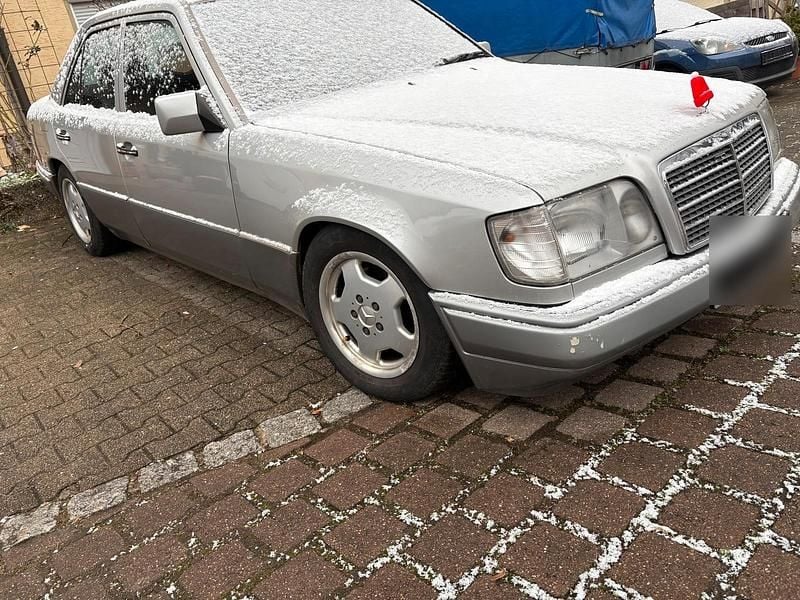 Gebraucht Mercedes 220 150 PS (110 kW) 1995 Silber Limousine