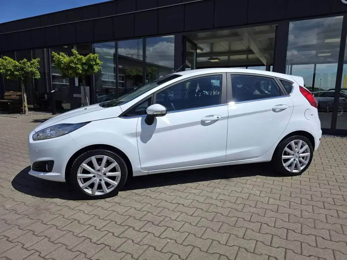 Gebraucht Ford Fiesta Titanium 101 PS (74 kW) 2017 Weiß Kleinwagen