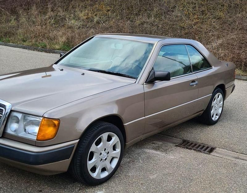 Gebraucht Mercedes 230 132 PS (97 kW) 1989 Beige Coupé
