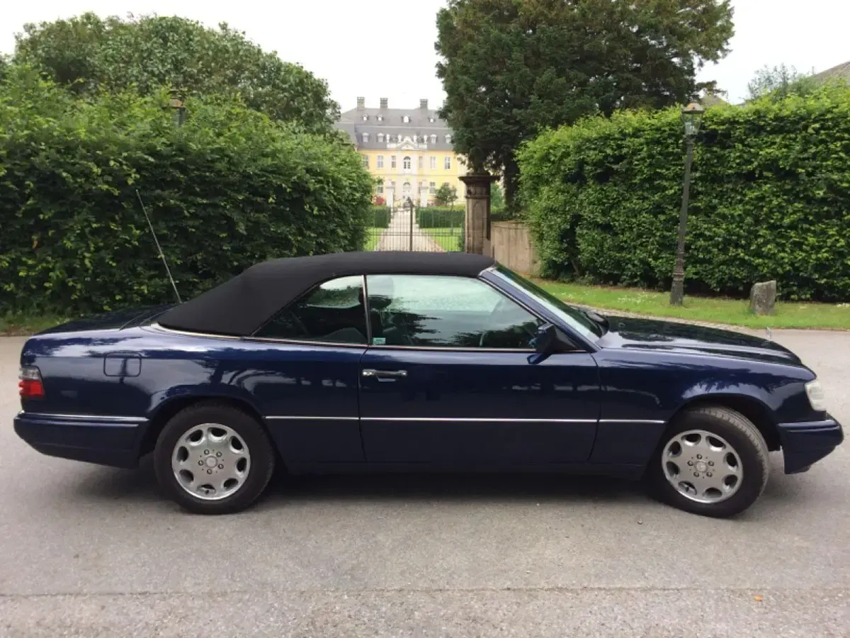 Gebraucht Mercedes E200 136 PS (100 kW) 1995 Blau Cabrio