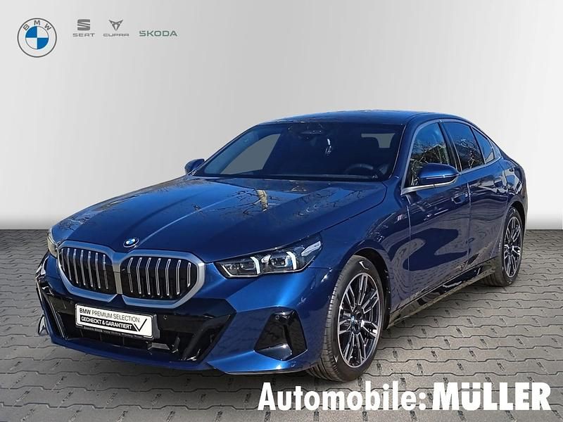 Phytonicblau metallic Gebraucht 2024 BMW 520 M Sport Limousine | 53.440 € (Fairer Preis) - Bild 1/4
