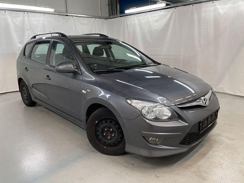 Silber Gebraucht 2011 Hyundai i30 Classic Kombi | 1.000 € - Bild 1/4