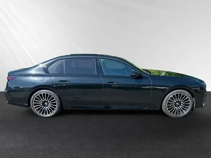 Gebraucht BMW 740 M Sport 299 PS (219 kW) 2025 Black sapphire metallic Limousine