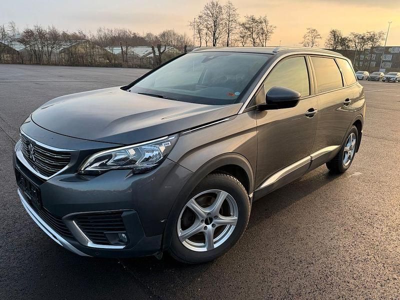 Grau Gebraucht 2018 Peugeot 5008 SUV | 10.200 € (Etwas zu teuer) - Bild 1/4