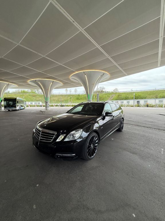 Gebraucht Mercedes E220 170 PS (125 kW) 2011 Schwarz Limousine