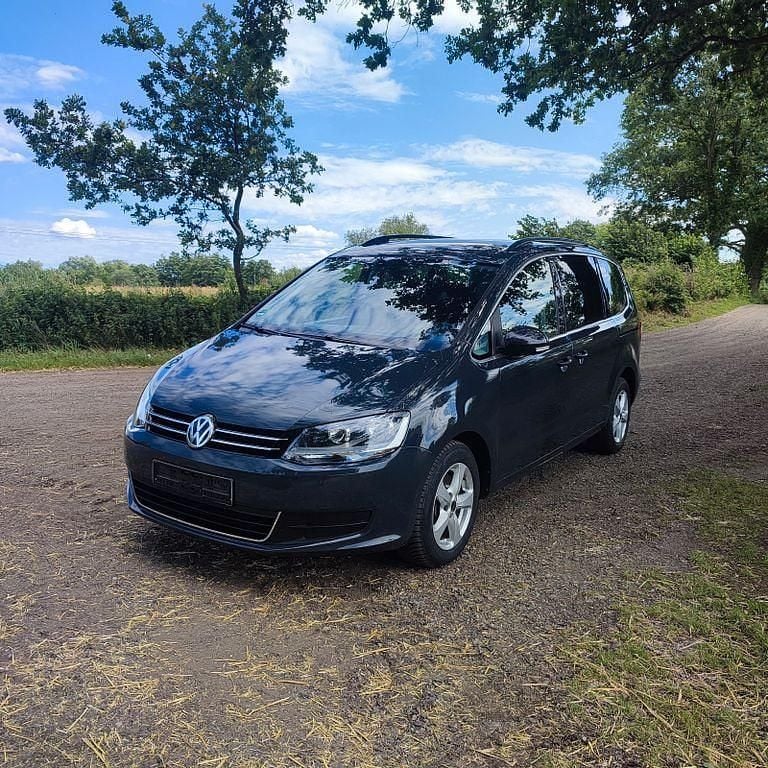 Grau Gebraucht 2018 VW Sharan Trendline Van / Kleinbus | 18.500 € (Superpreis) - Bild 1/4