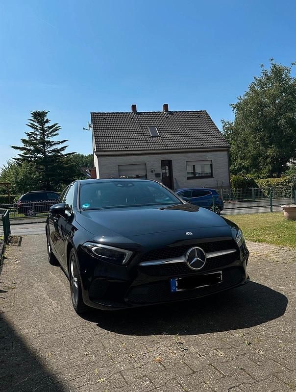 Schwarz Gebraucht 2018 Mercedes A180 Limousine | 21.500 € (Fairer Preis) - Bild 1/4