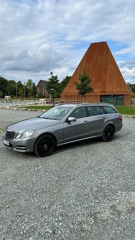 Grau Gebraucht 2011 Mercedes E350 Avantgarde Kombi | 13.900 € (Guter Preis) - Bild 1/4