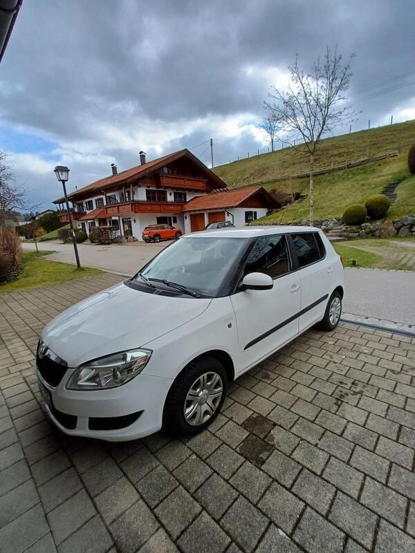 Weiß Gebraucht 2012 Skoda Fabia Kleinwagen | 2.200 € (Guter Preis) - Bild 1/4
