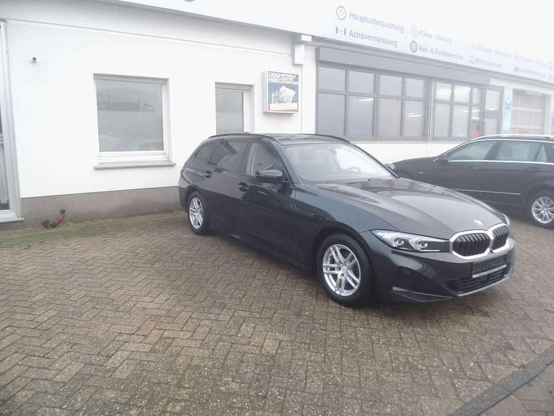 Gebraucht BMW 320 190 PS (139 kW) 2023 Black sapphire metallic Kombi