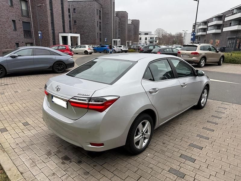 Gebraucht Toyota Corolla Executive 132 PS (97 kW) 2016 Silber Limousine