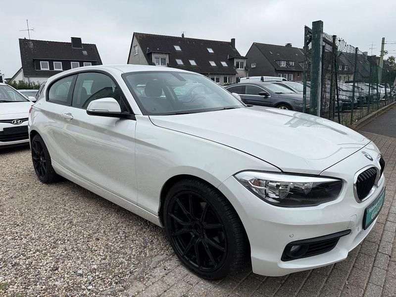 Weiß Gebraucht 2017 BMW 118 Sport Line Kleinwagen | 13.999 € (Guter Preis) - Bild 1/4