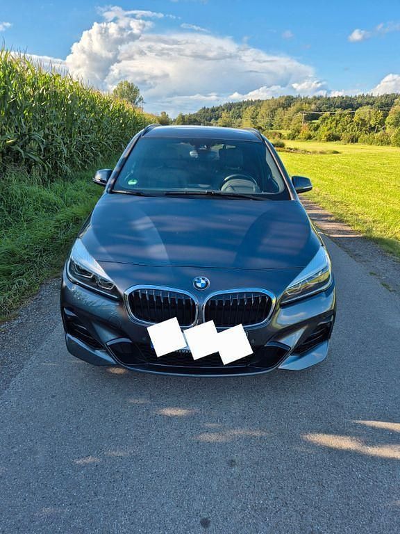 Grau Gebraucht 2020 BMW 218 Active Tourer M Sport Van / Kleinbus | 17.499 € (Guter Preis) - Bild 1/4