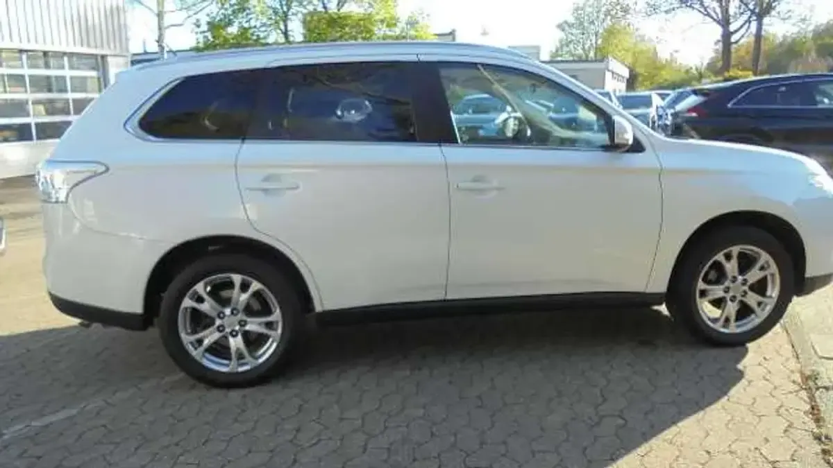 Gebraucht Mitsubishi Outlander Plus 150 PS (110 kW) 2014 Perlmuttweiß SUV