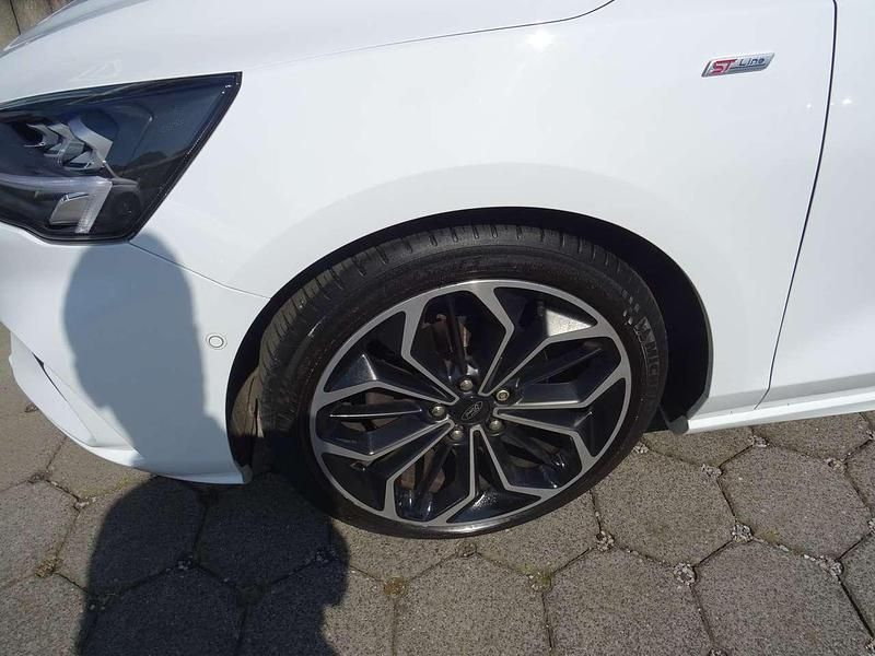 Gebraucht Ford Focus ST-Line 125 PS (91 kW) 2019 Frostweiß Kleinwagen