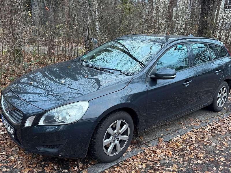 Grau Gebraucht 2012 Volvo V60 Kombi | 6.200 € (Fairer Preis) - Bild 1/1