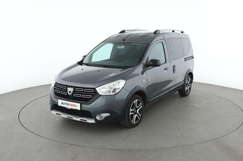 Grau Gebraucht 2018 Dacia Dokker Celebration Van | 12.100 € (Etwas zu teuer) - Bild 1/3