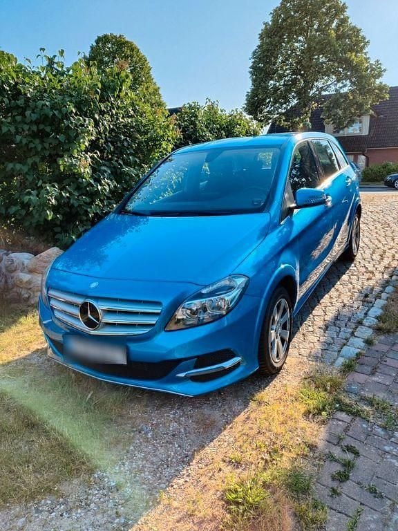 Blau Gebraucht 2015 Mercedes B200 Van / Kleinbus | 7.950 € (Superpreis) - Bild 1/4