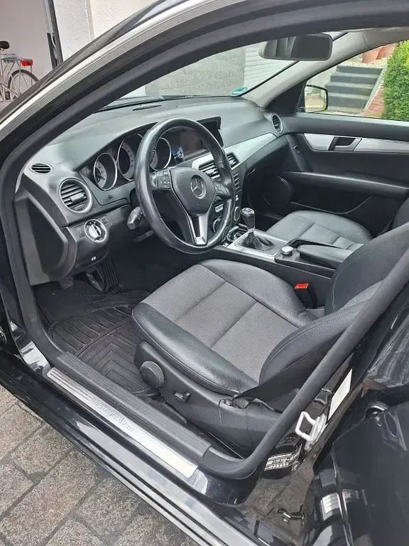 Gebraucht Mercedes C180 156 PS (114 kW) 2011 Schwarz Limousine