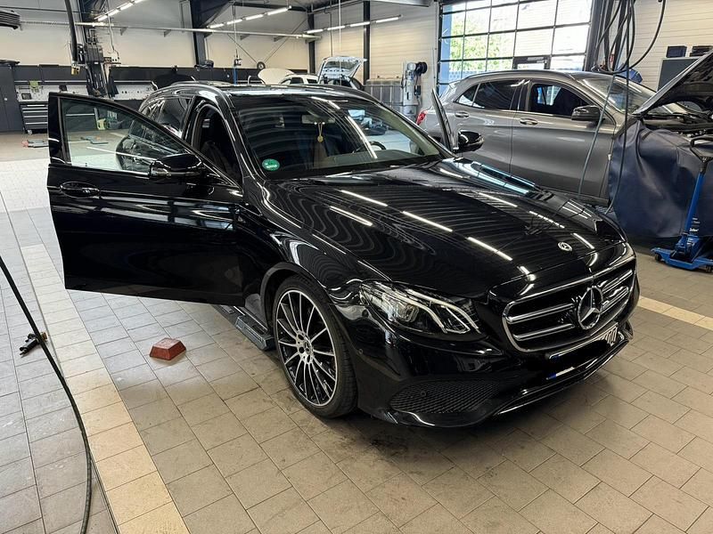 Schwarz Gebraucht 2017 Mercedes E220 Avantgarde Kombi | 29.999 € - Bild 1/4