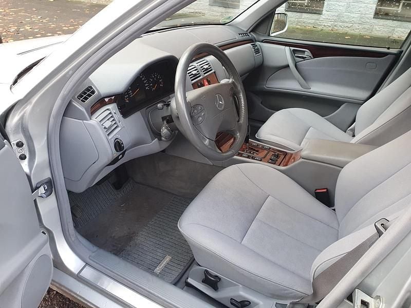 Gebraucht Mercedes E200 163 PS (119 kW) 2001 Silber Limousine