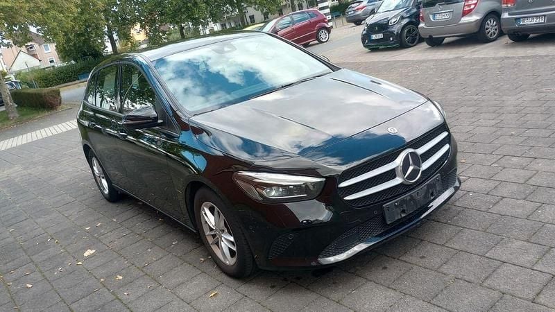 Schwarz Gebraucht 2020 Mercedes B200 Van / Kleinbus | 21.400 € (Guter Preis) - Bild 1/4