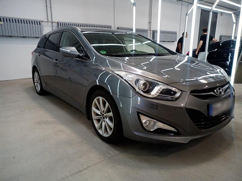 Silber Gebraucht 2013 Hyundai i40 Kombi | 9.999 € (Etwas zu teuer) - Bild 1/4