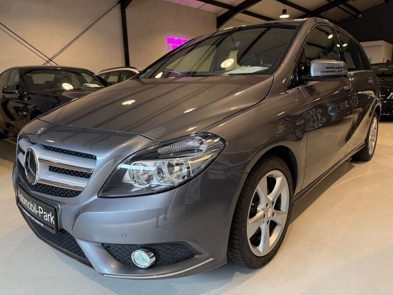 Grau Gebraucht 2012 Mercedes B180 Van / Kleinbus | 13.490 € (Guter Preis) - Bild 1/4